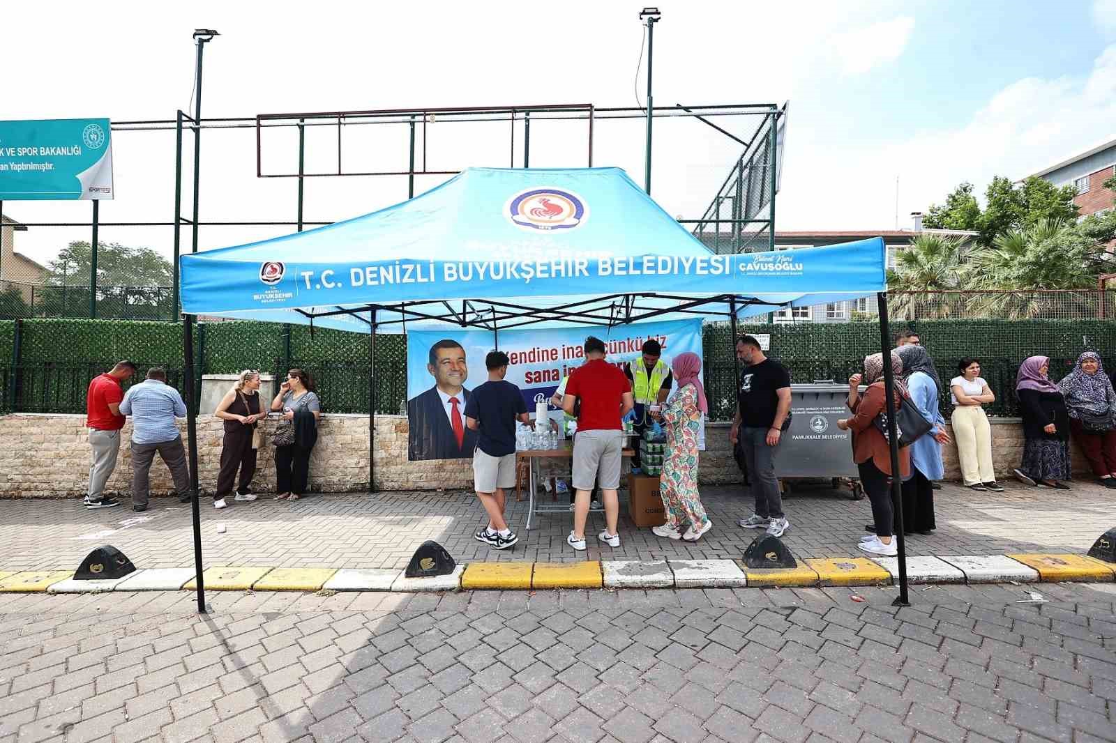 Denizli B&uuml;y&uuml;kşehir sınavdaki gen&ccedil;leri de babaları da unutmadı