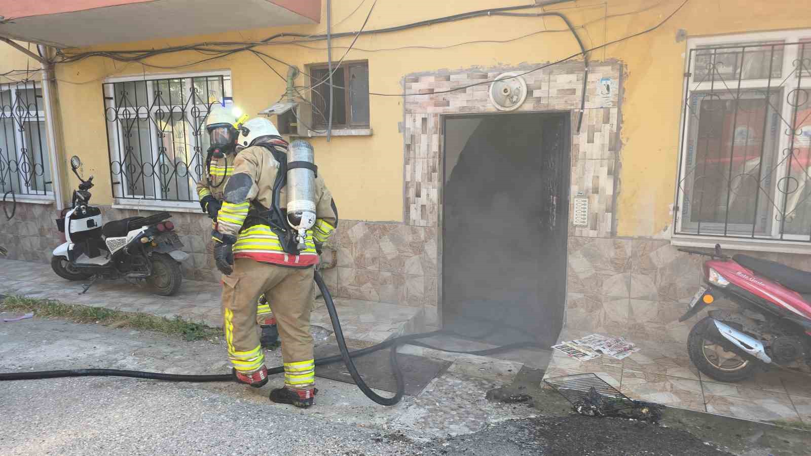 Yaramaz &ccedil;ocukların evcilik oyunu y&uuml;rekleri ağza getirdi: Az kalsın ev yanıyordu