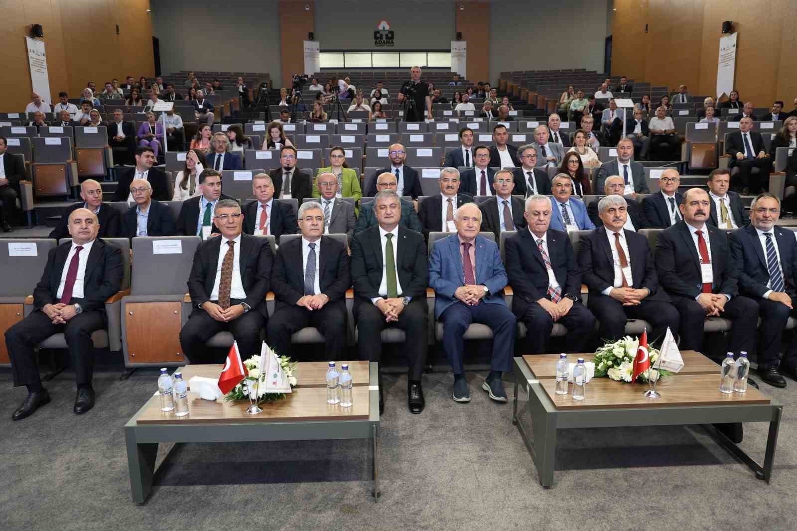 Cumhurbaşkanlığı Y&uuml;ksek İstişare Kurulu &Uuml;yesi &Ccedil;i&ccedil;ek: "Yeteri kadar kaliteli kanun &ccedil;ıkaramıyoruz"