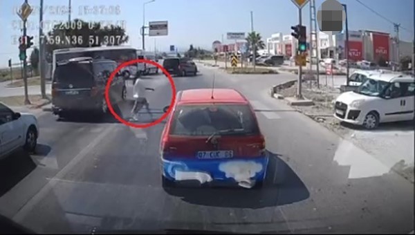 Emniyet şeridinden gelip gen&ccedil; kıza &ccedil;arptı, o anlar ara&ccedil; kamerasında