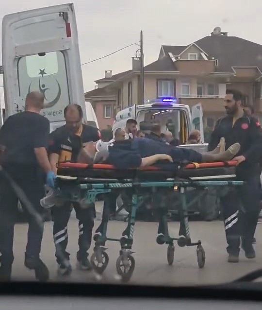 Bursa&rsquo;da minib&uuml;s ile otomobil &ccedil;arpıştı: 9 yaralı