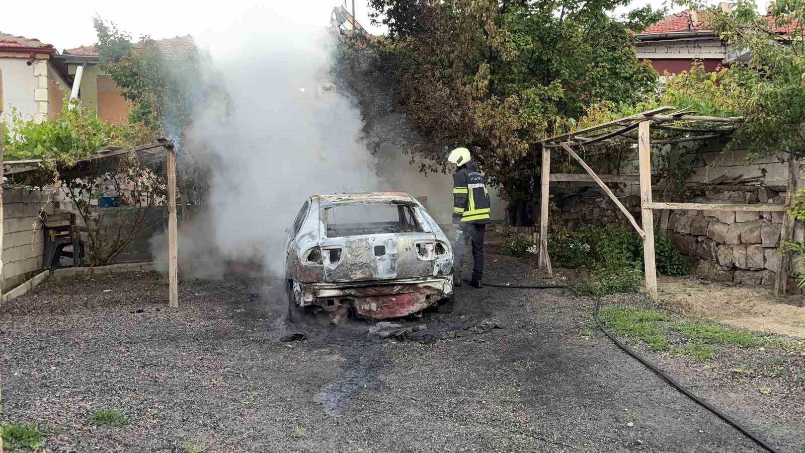 M&uuml;stakil evin otoparkında alev alan otomobil k&uuml;le d&ouml;nd&uuml;