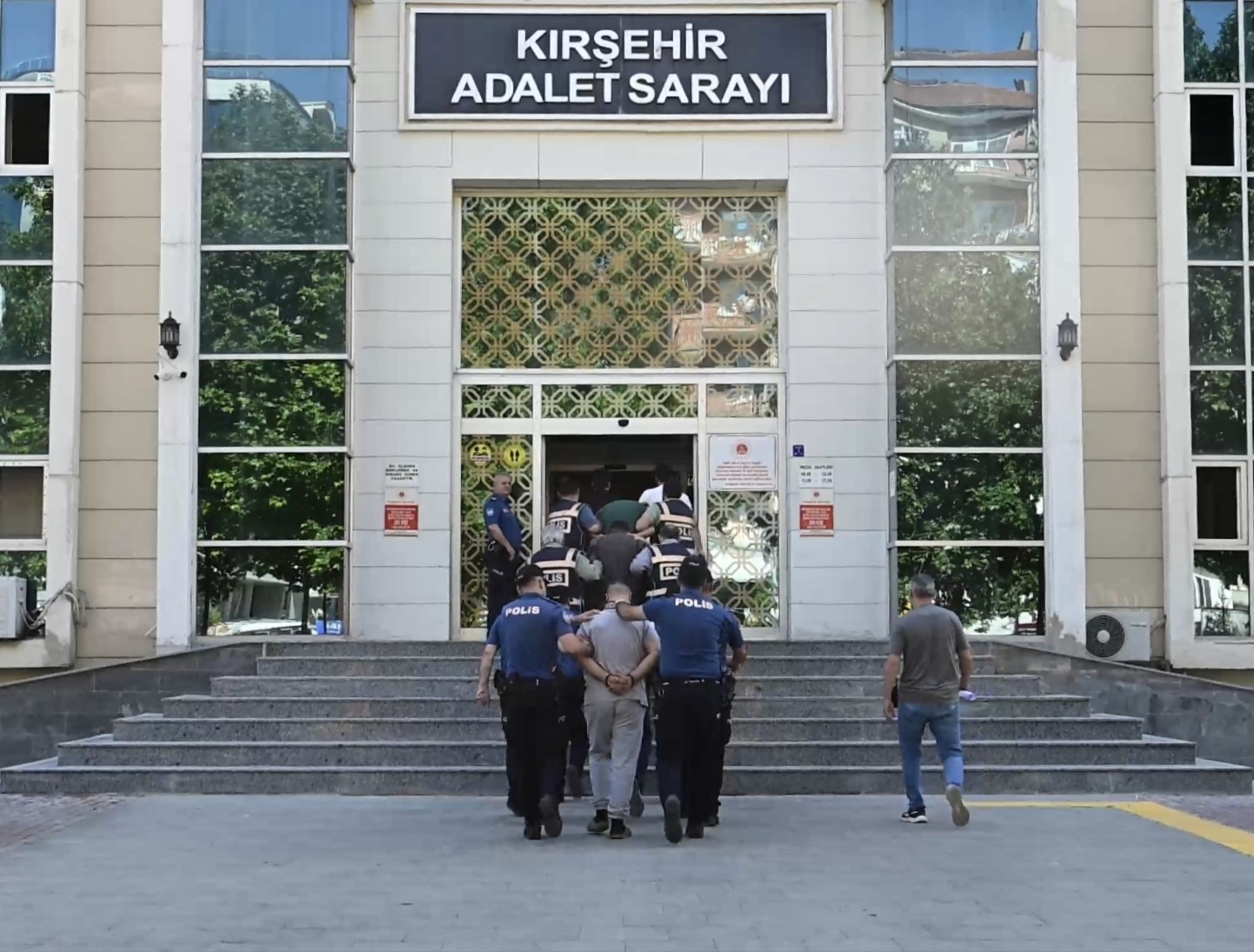 Kırşehir&rsquo;de 10 milyon liralık iş yeri hırsızlığında 5 ş&uuml;pheli tutuklandı
