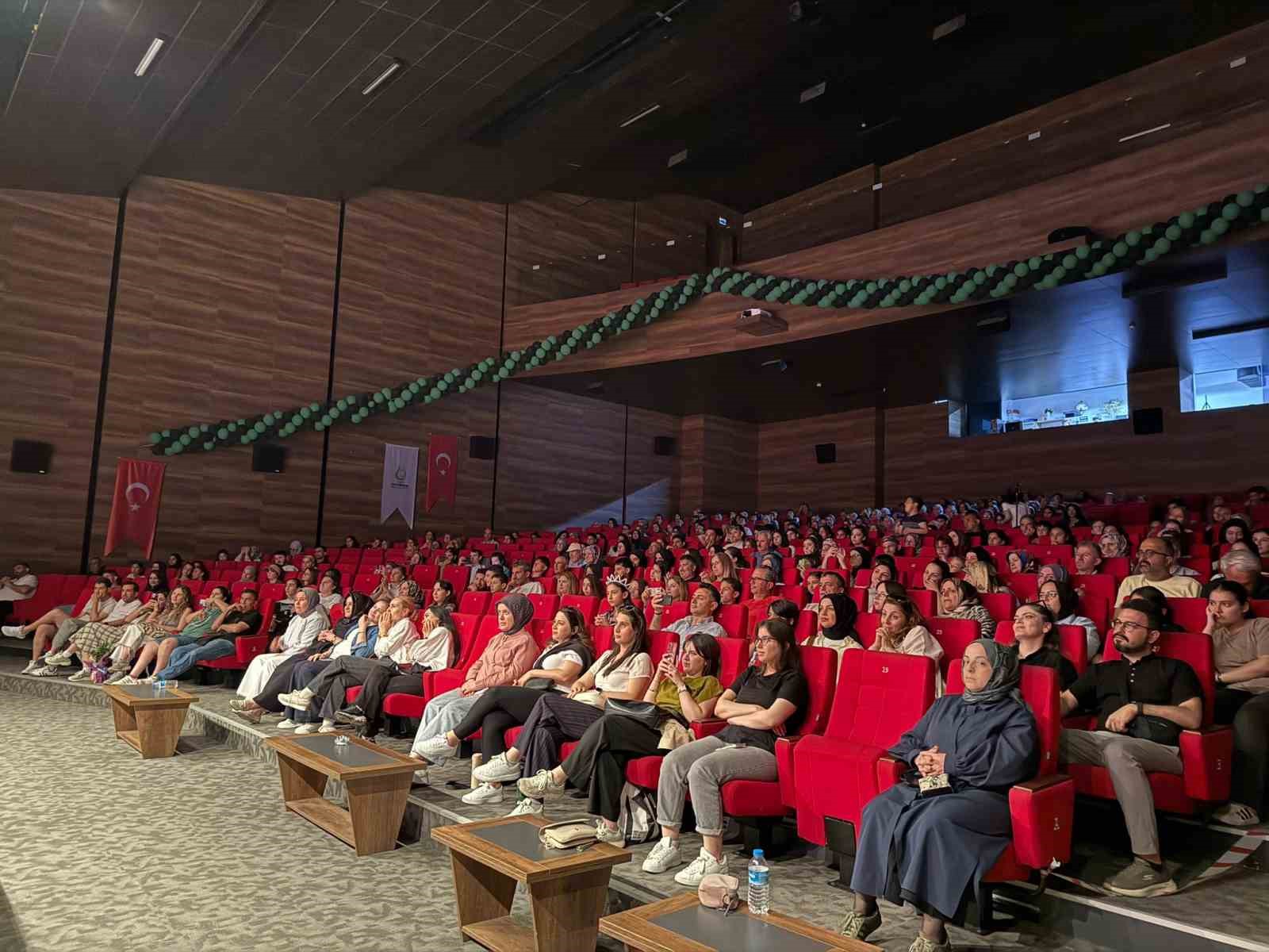 &Ccedil;ayırova&rsquo;da gen&ccedil; tiyatrocuların sahnelediği oyun beğeni topladı