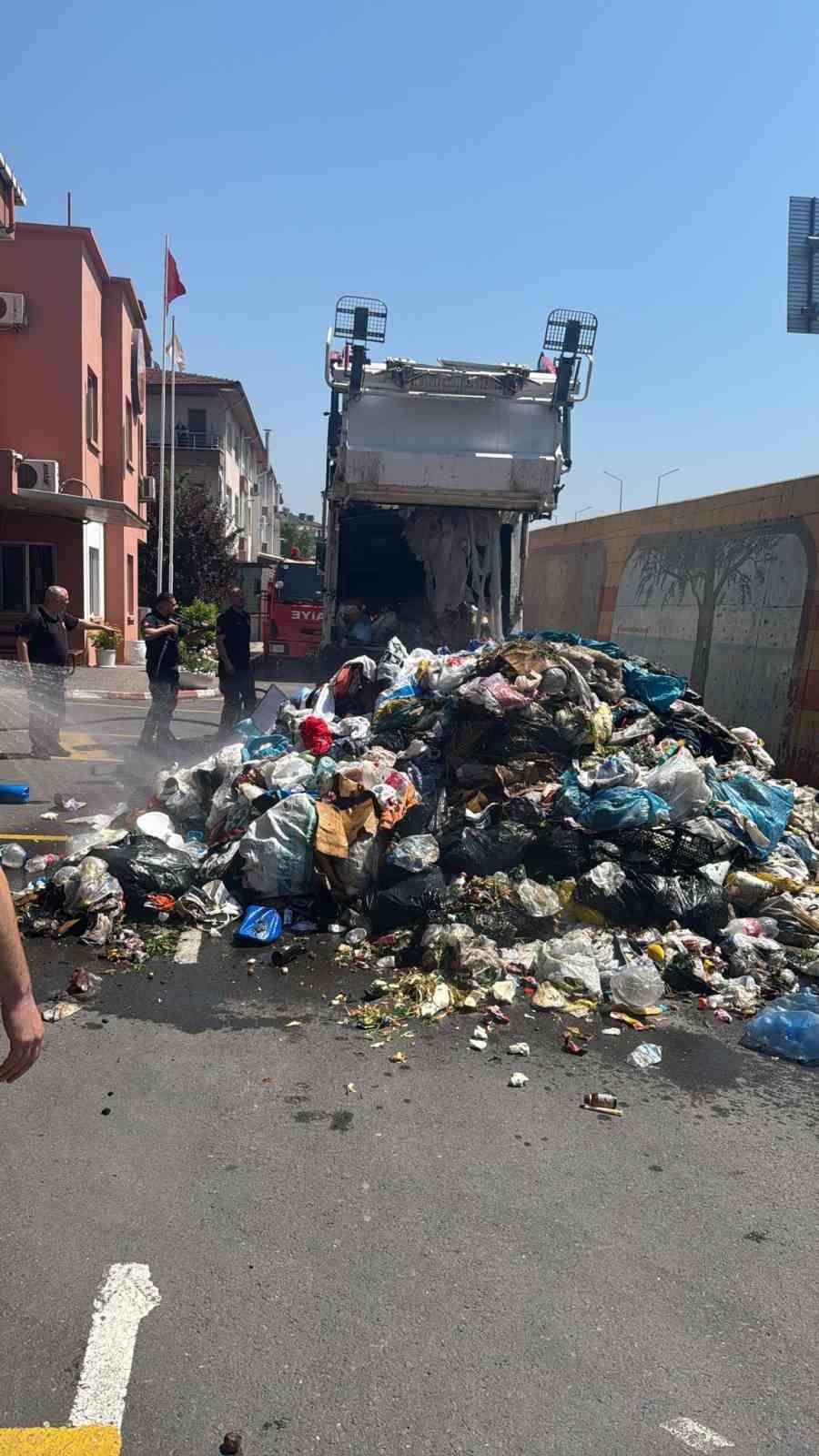 Yalova&rsquo;da s&uuml;r&uuml;c&uuml; yanan &ccedil;&ouml;p kamyonunu itfaiyeye g&ouml;t&uuml;rd&uuml;