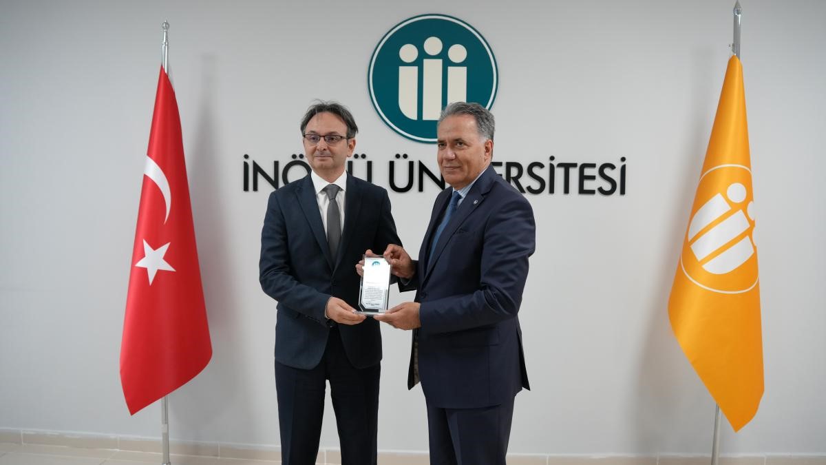 İn&ouml;n&uuml; &Uuml;niversitesinde başarılı akademisyenlere araştırma performansı plaketi