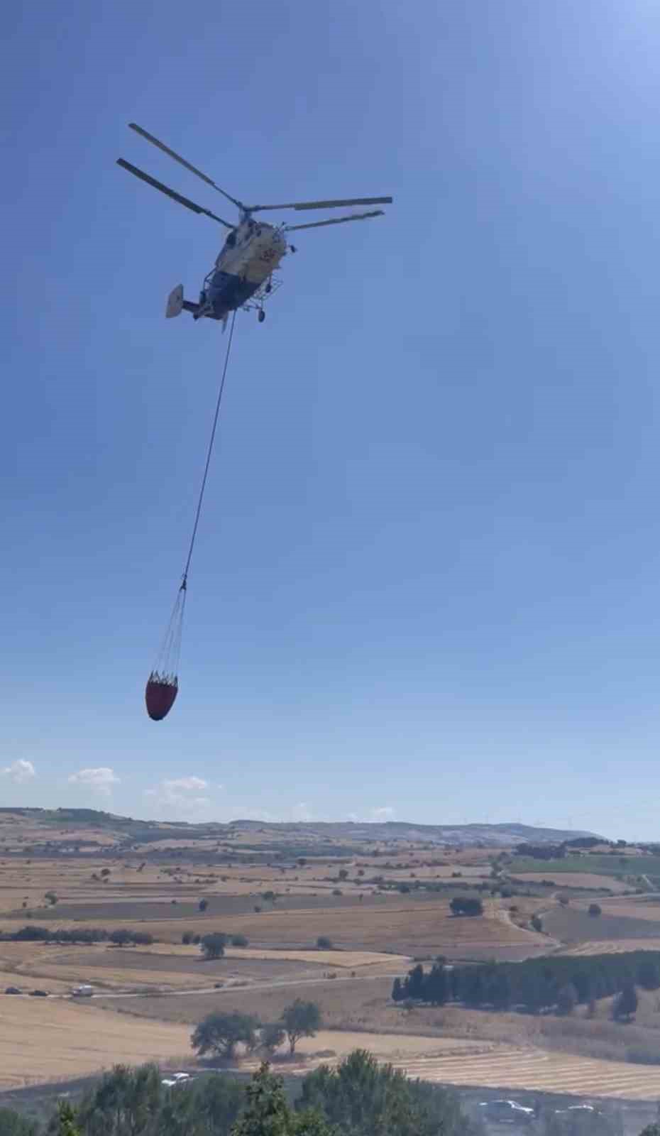 Elektrik tellerine &ccedil;arpan karga yangına sebep oldu