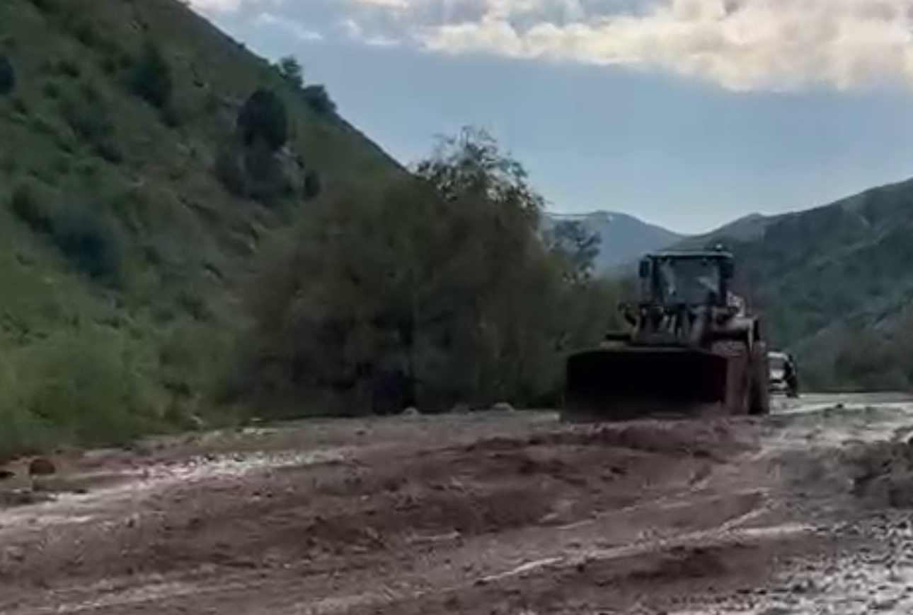 Y&uuml;ksekova&rsquo;da heyelan: Mezra yolu ulaşıma kapandı