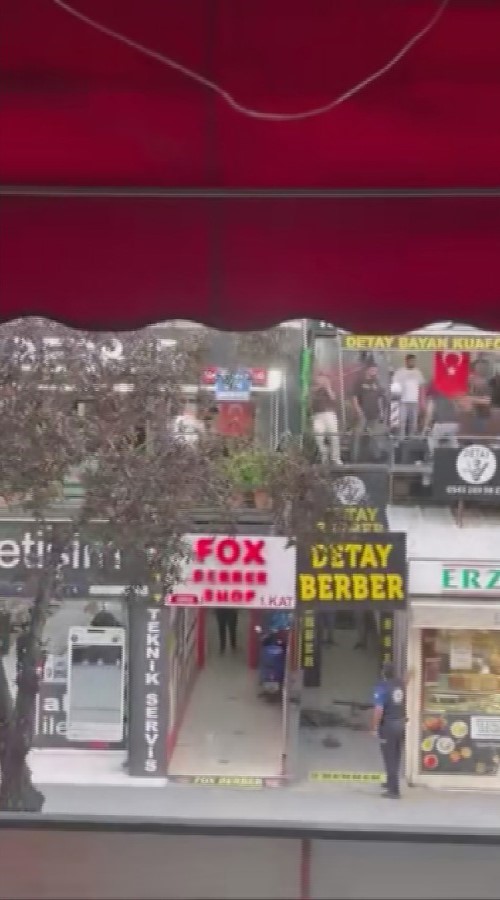 Ankara&rsquo;da berberlerin sopalı kavgası kameraya yansıdı