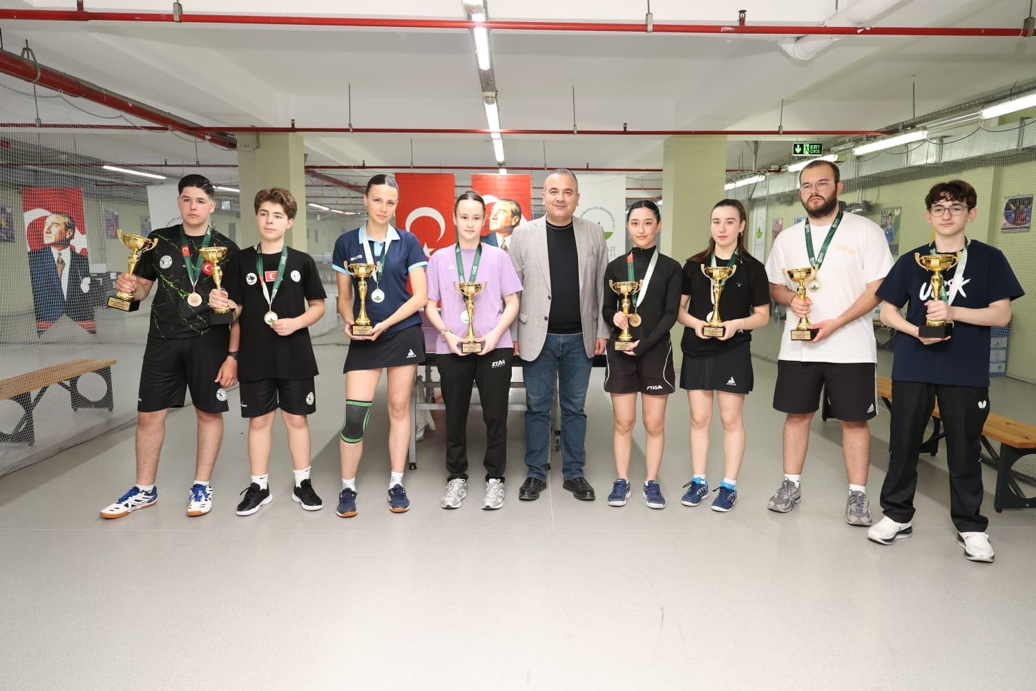 Dereceye giren sporcular, &ouml;d&uuml;llerine kavuştu