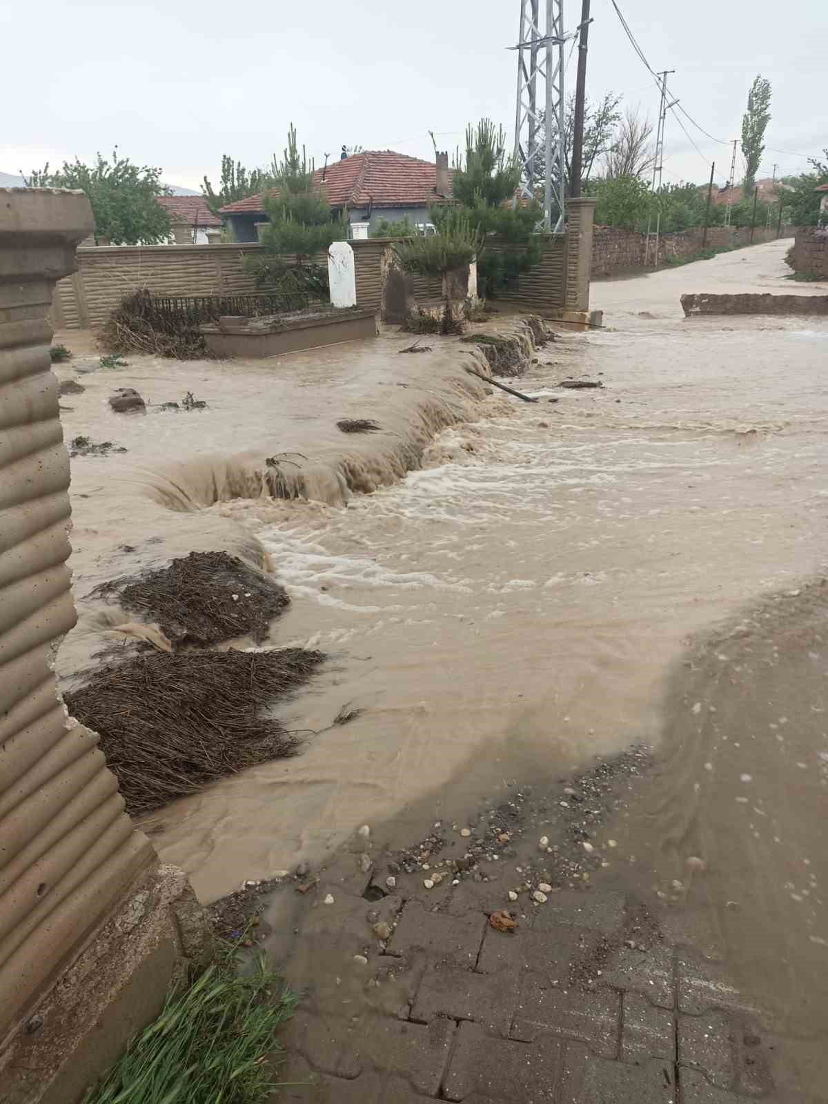 Develi&rsquo;de yağış sele d&ouml;n&uuml;şt&uuml;