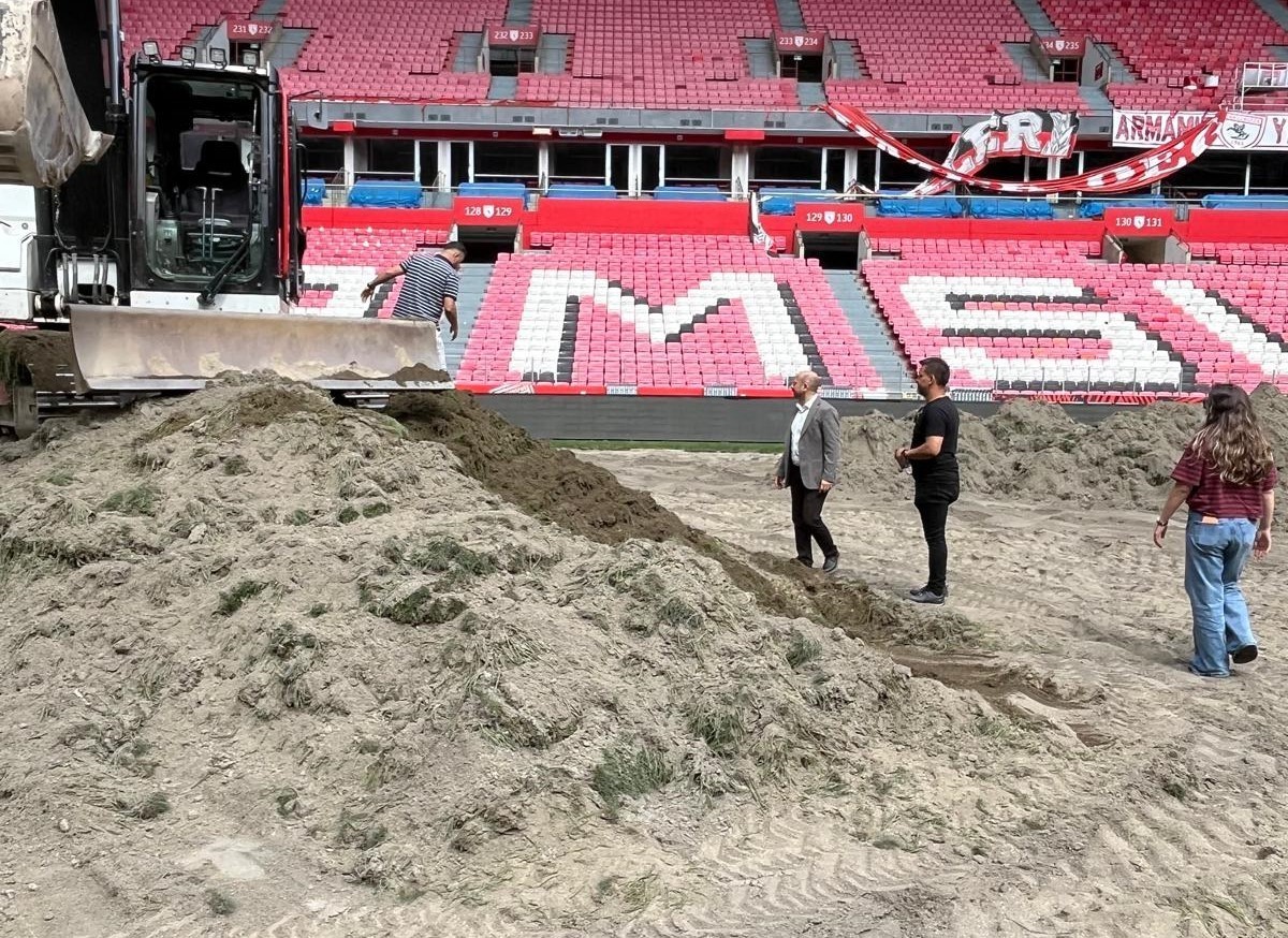 Samsun 19 Mayıs Stadı&rsquo;nın zemini yeni sezona hazırlanıyor