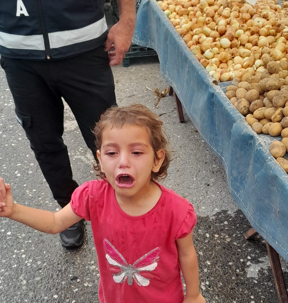 Pazarda kaybolan k&uuml;&ccedil;&uuml;k kız, zabıta ekipleri sayesinde annesine kavuştu