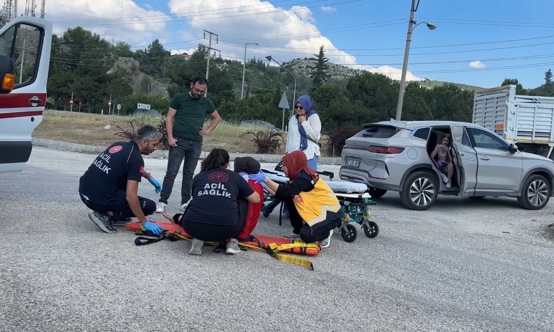 Kontrolden &ccedil;ıkan motosiklet devrildi, s&uuml;r&uuml;c&uuml; yaralandı