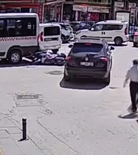 Otomobille &ccedil;arpışan motosikletli az kalsın minib&uuml;s&uuml;n altında kalıyordu
