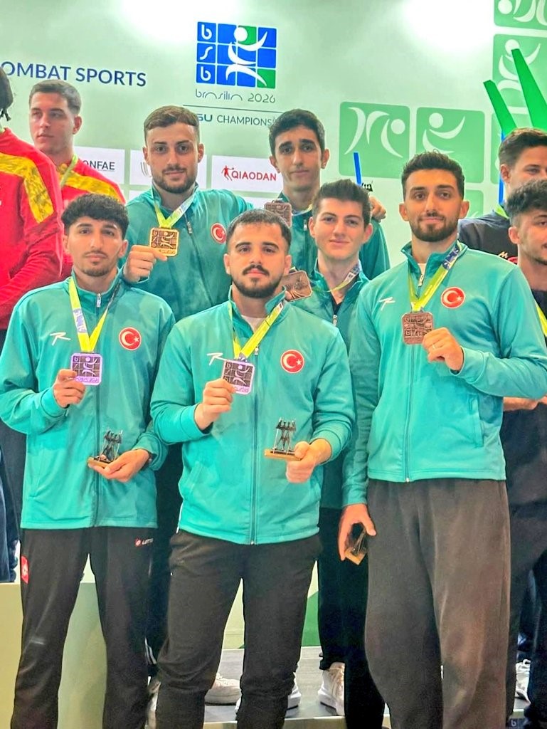 Denizlili Batuhan karate d&uuml;nya &uuml;&ccedil;&uuml;nc&uuml;s&uuml; oldu