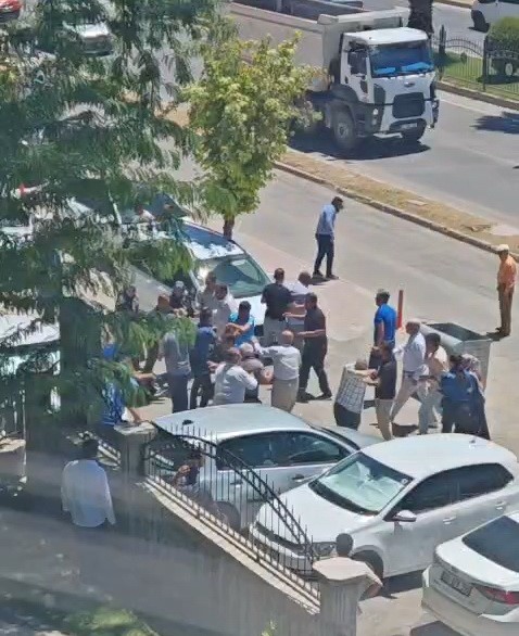Adliye &ouml;n&uuml;nde yumruklu kavga
