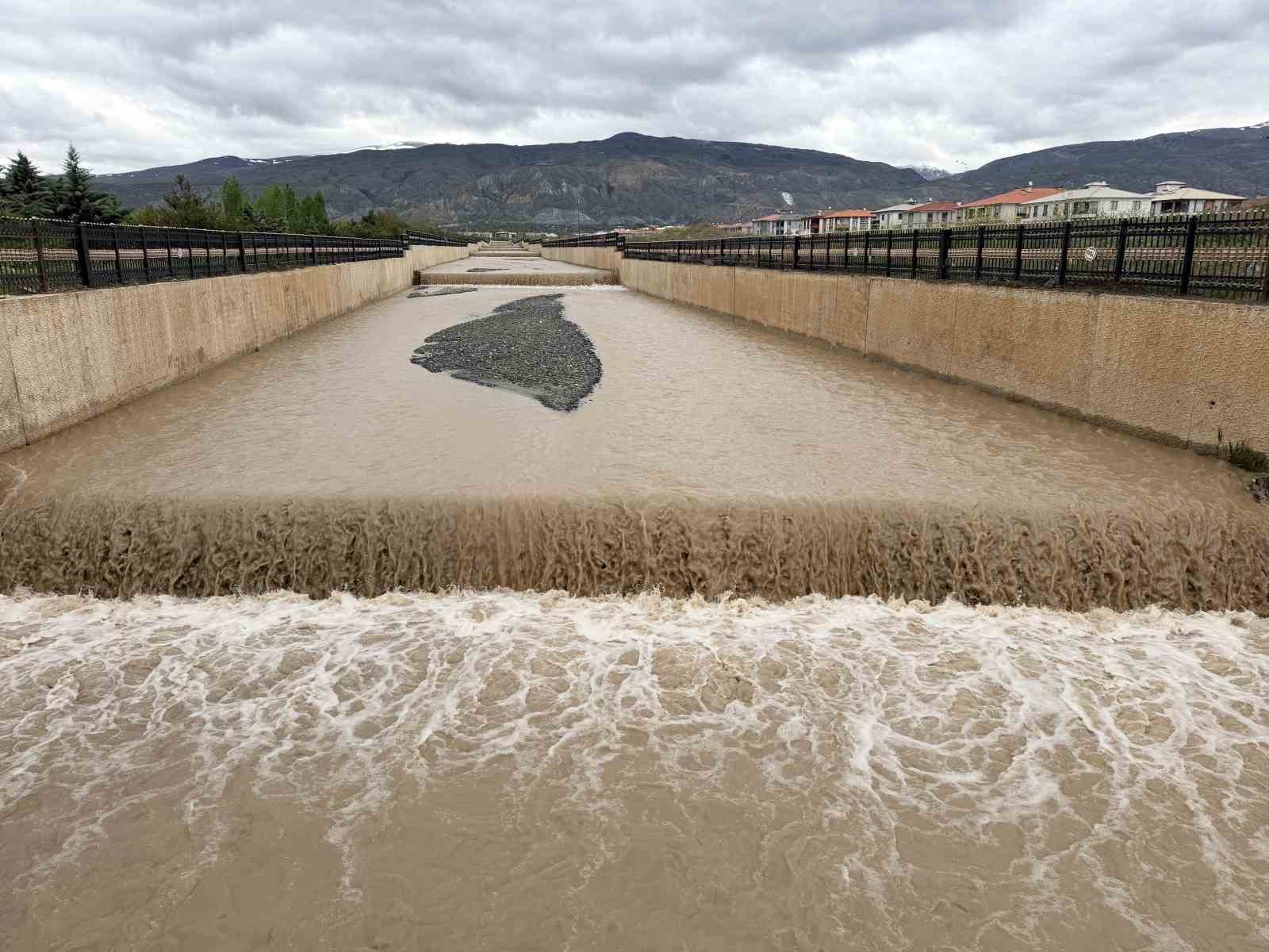 Karasu Nehri taştı, ekili alanlar suya g&ouml;m&uuml;ld&uuml;
