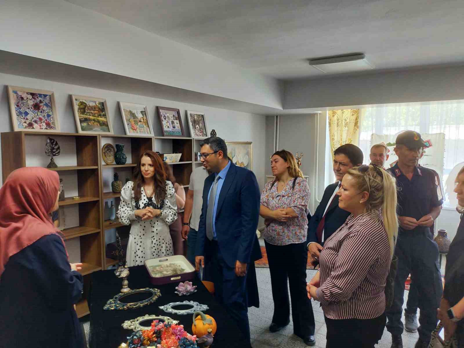 &Uuml;niversite &ouml;ğrencilerinin el emekleri g&ouml;r&uuml;c&uuml;ye &ccedil;ıktı