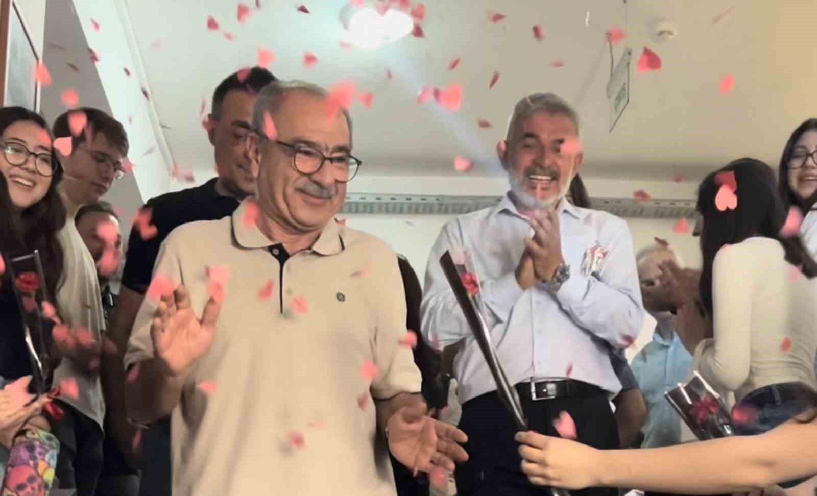 Eğitime adanan 40 yıl: Emekli olan okul m&uuml;d&uuml;r&uuml;ne g&uuml;llerle veda