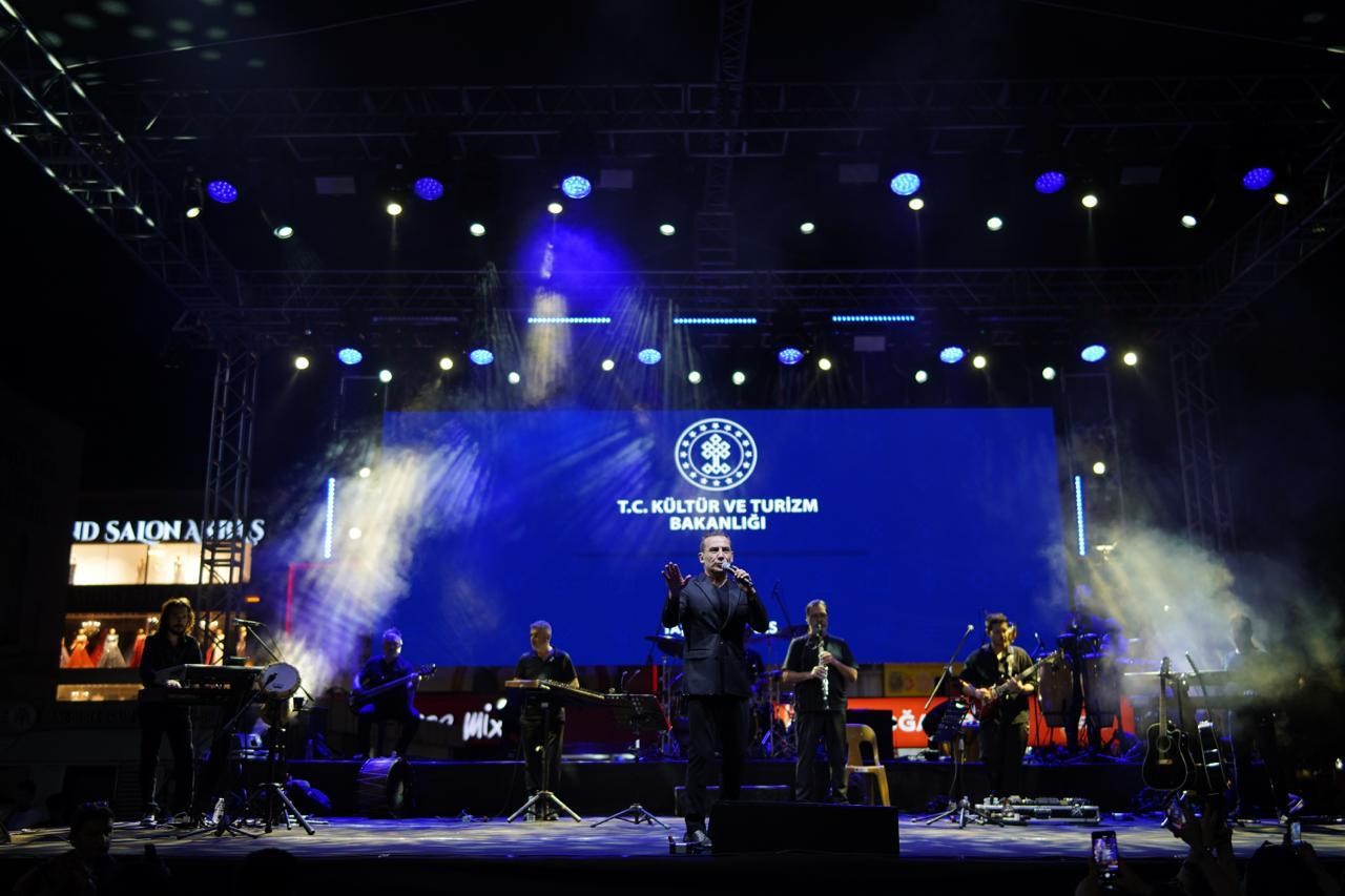 Ferhat G&ouml;&ccedil;er Erzincan&rsquo;ı coşturdu