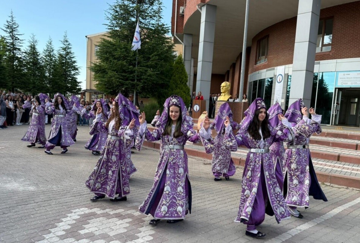 Tavşanlı Meslek Y&uuml;ksek Okulu&rsquo;nda mezuniyet t&ouml;reni