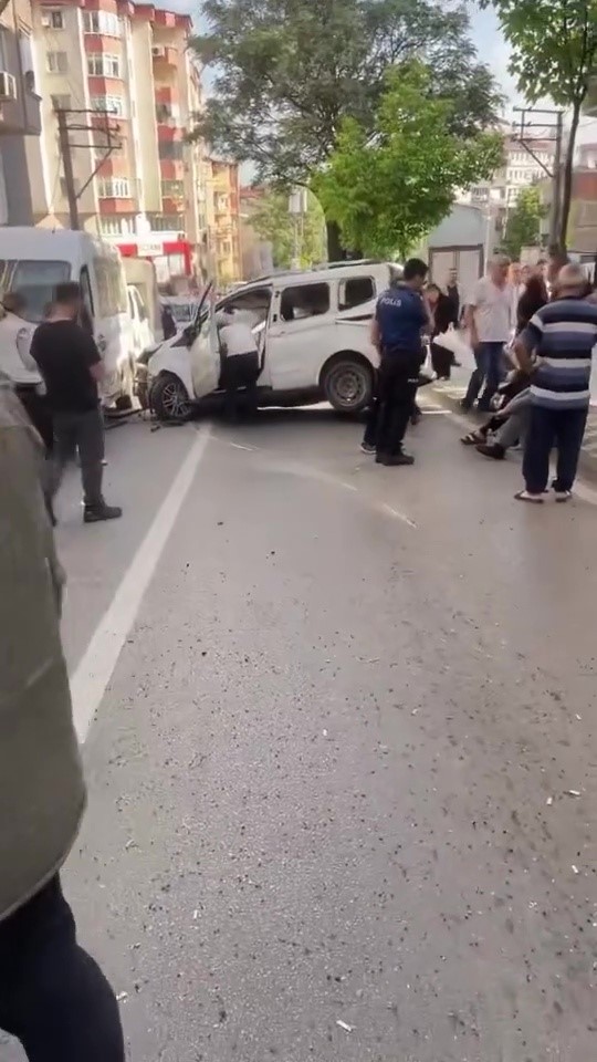 Bursa&rsquo;da ortalık savaş alanına d&ouml;nd&uuml;: 6 araca &ccedil;arptı takla atarak durabildi