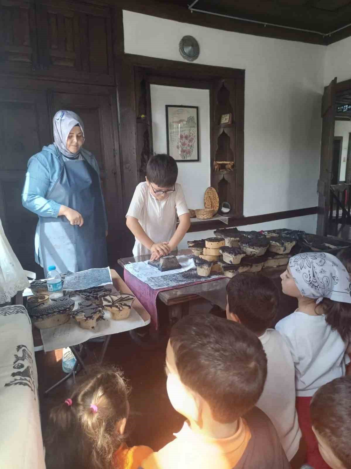 Boyabatlı minikler ge&ccedil;mişin k&uuml;lt&uuml;r&uuml;n&uuml; m&uuml;zede keşfetti