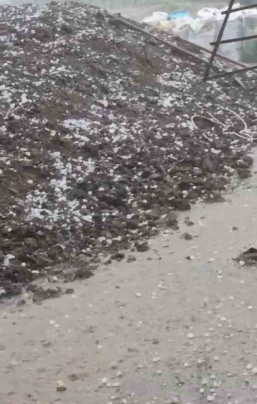 Kumluca&rsquo;da aniden bastıran dolu yağışı etkili oldu