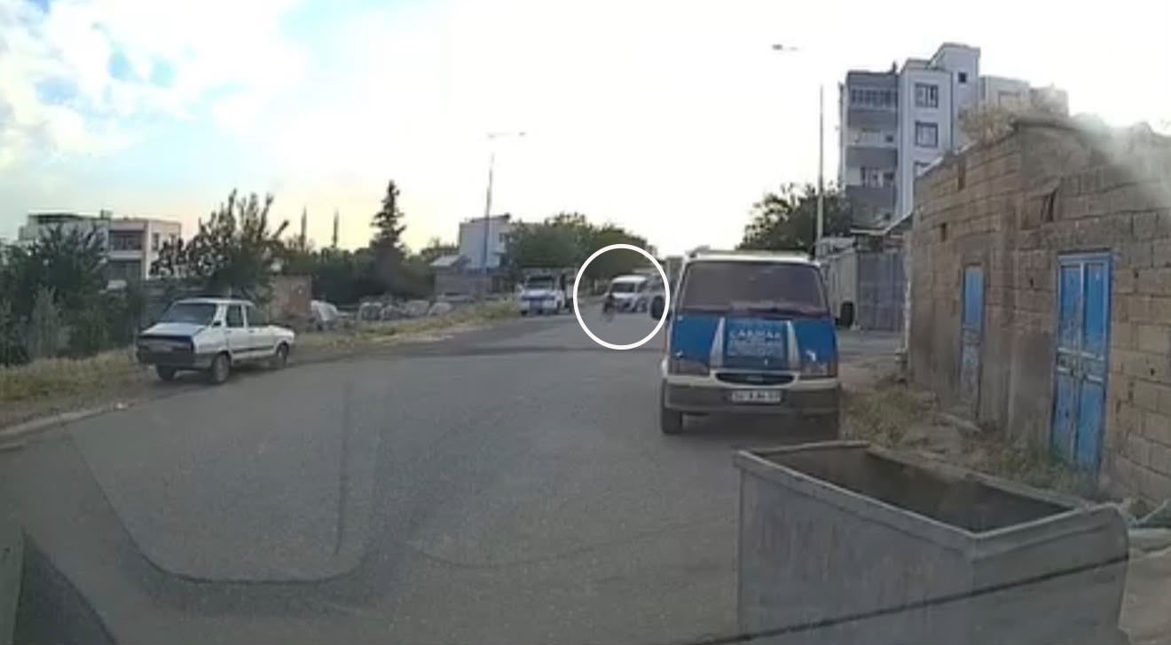 Hafif ticari aracın &ccedil;arptığı bisikletli &ccedil;ocuk yaralandı: Kaza anı kamerada