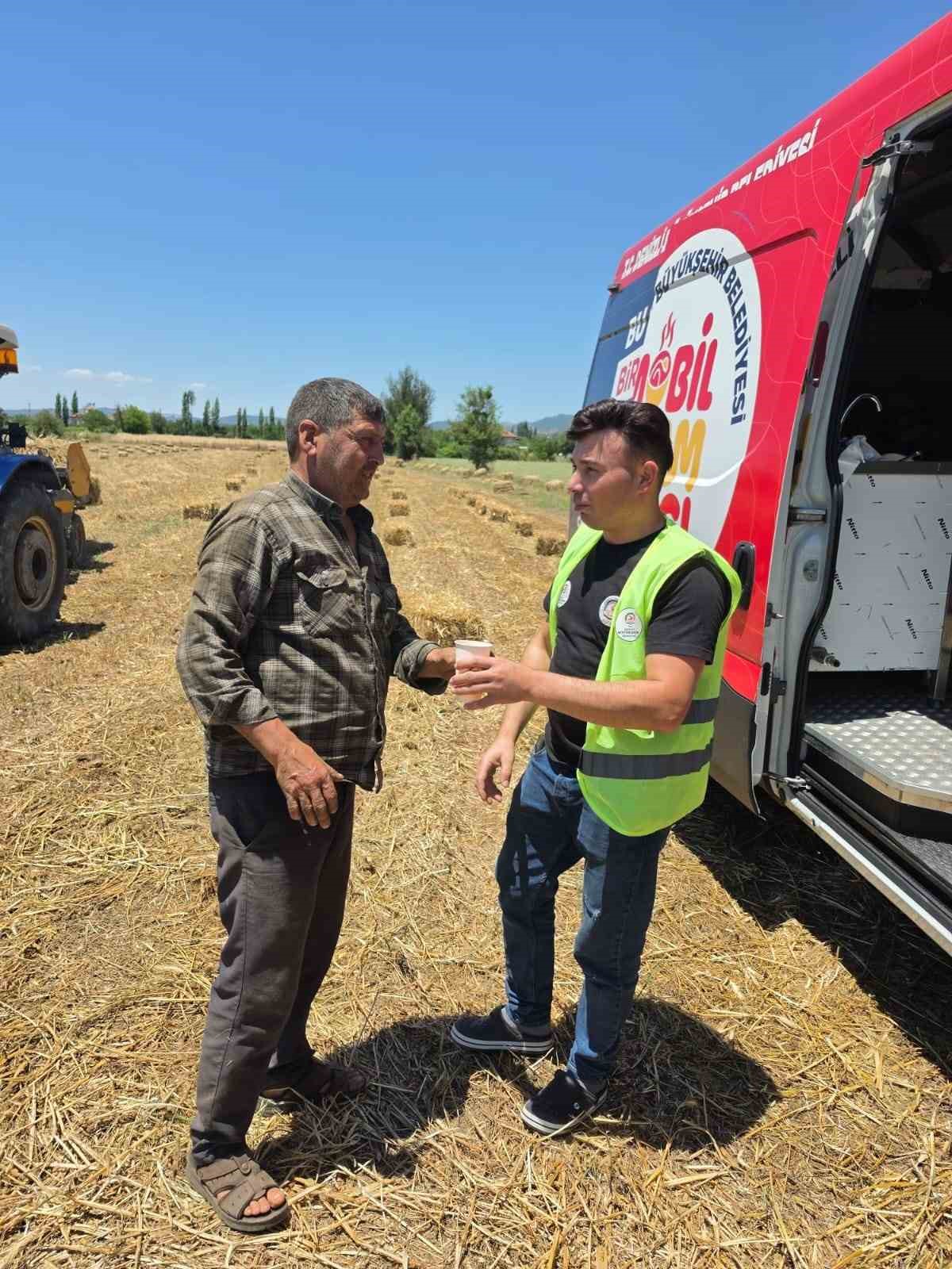 Denizli B&uuml;y&uuml;kşehir tarlalara soğuk su ve limonata ulaştırdı