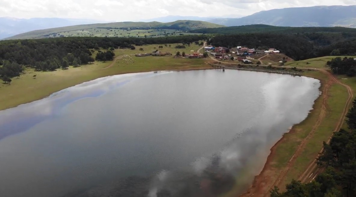 Yağışlar g&ouml;leti doldurdu, yayla yolu su altında kaldı