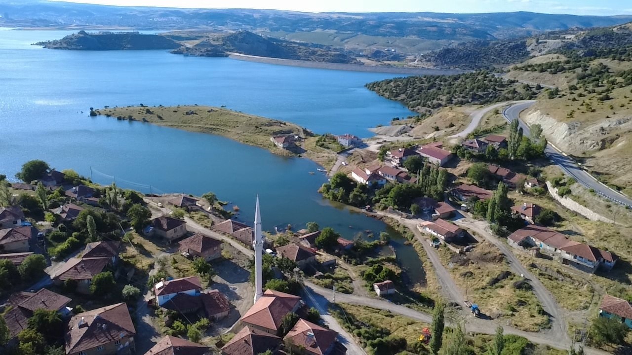 &Ccedil;ekerek S&uuml;reyya Bey Barajı&rsquo;nda doluluk oranı y&uuml;zde 100&rsquo;&uuml;n &uuml;zerine &ccedil;ıktığı i&ccedil;in k&ouml;y&uuml; yılanlar bastı