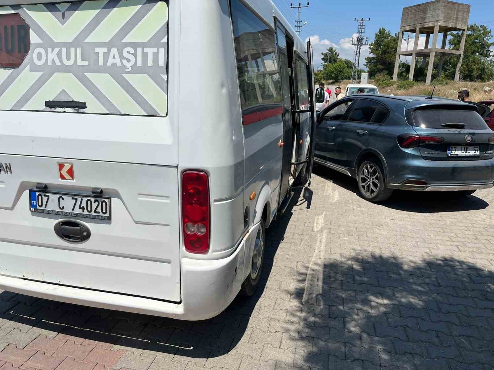 Antalya&rsquo;da okul servisi otomobille &ccedil;arpıştı: 7&rsquo;si anaokulu &ouml;ğrencisi 9 yaralı