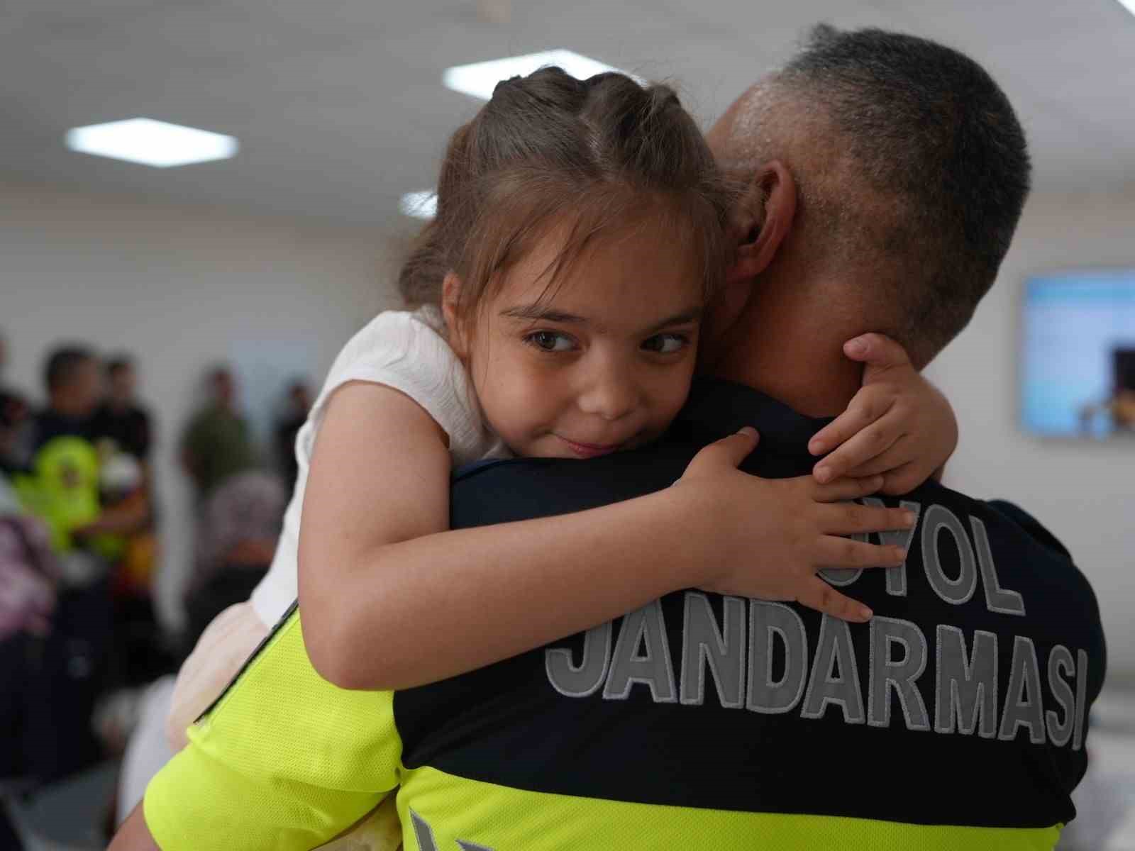 D&uuml;zce Belediyesi&rsquo;nden eğitime geldiğini d&uuml;ş&uuml;nen jandarma personeline &lsquo;Babalar G&uuml;n&uuml;&rsquo; s&uuml;rprizi