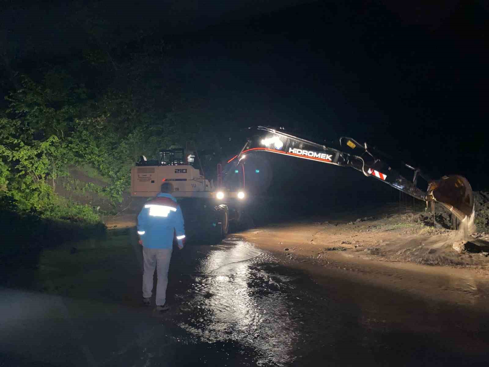 Araklı il&ccedil;esinde şiddetli yağış sonrası kapanan yollar a&ccedil;ılıyor