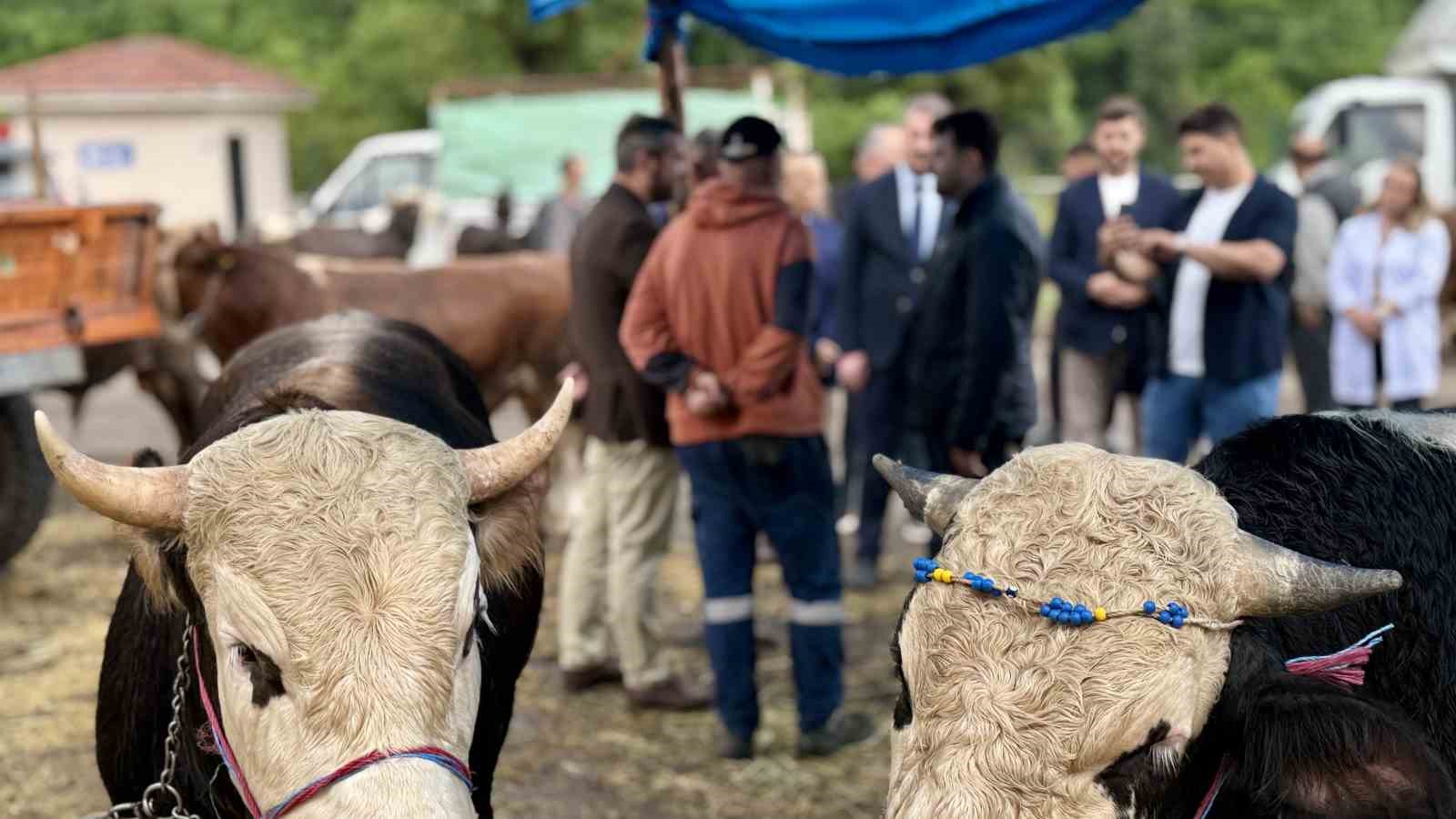 Şahin ve &Ccedil;etinkaya&rsquo;dan Kurban satış alanına ziyaret