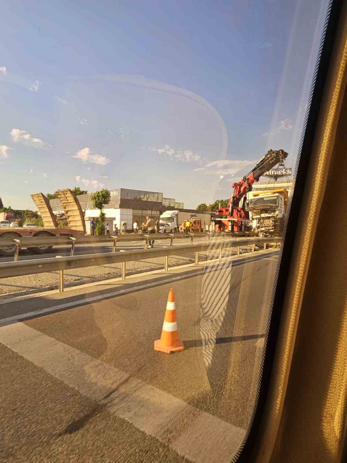 Hafriyat kamyonu ref&uuml;je girdi, trafik fel&ccedil; oldu
