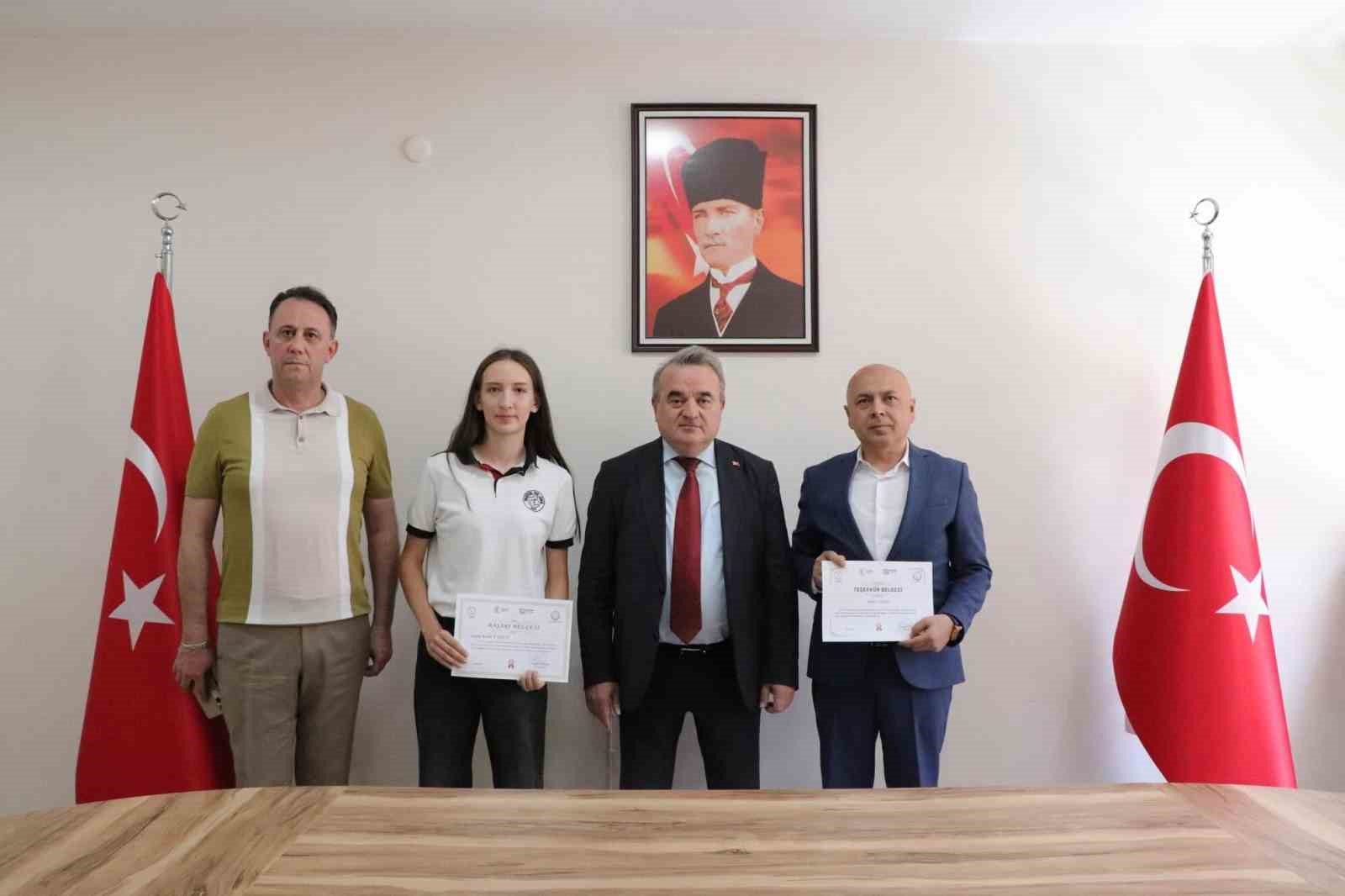 Bilecik&rsquo;te T&uuml;rkiye derecesi elde eden &ouml;ğrencilere &ouml;d&uuml;l verildi