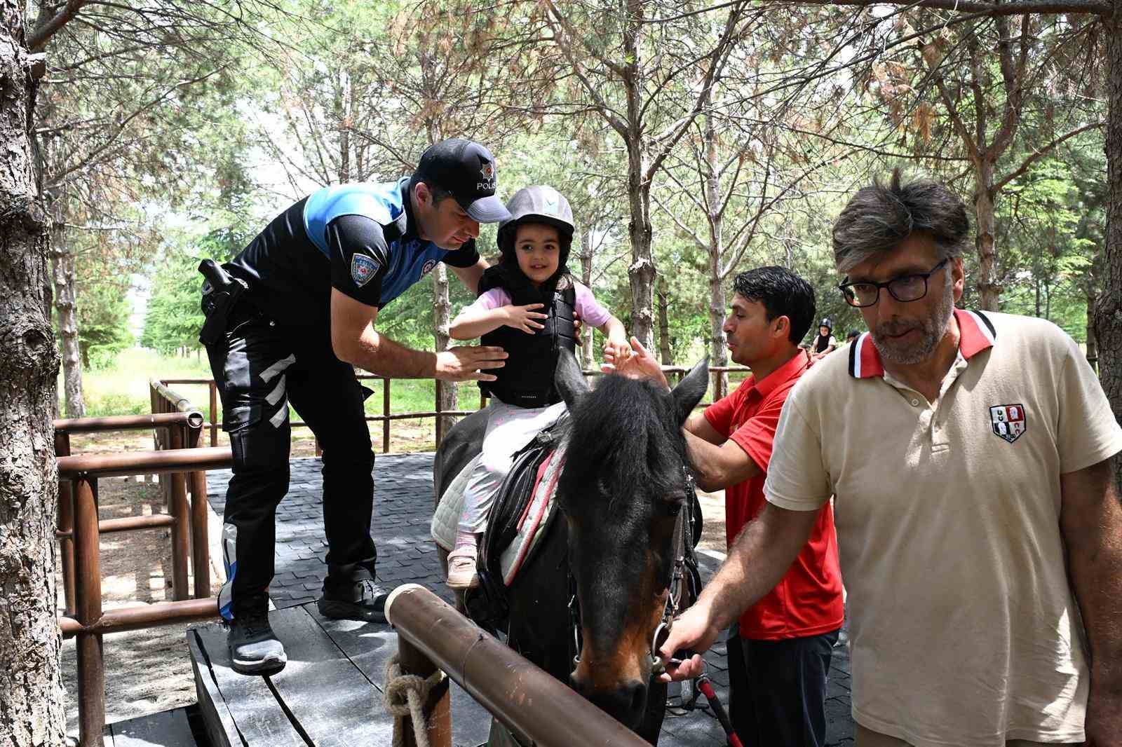 EMŞAV şehit ve gazi &ccedil;ocuklarıyla bir araya geldi