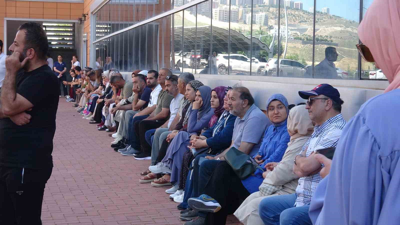 YKS&rsquo;ye saniyeler kala yetişti: G&uuml;venlik g&ouml;revlisi motosikletiyle sınava ulaştırdı