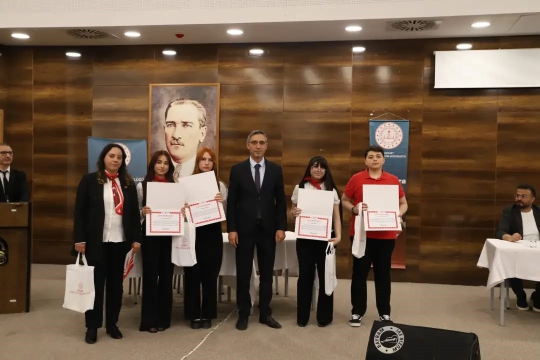 Bayburt&rsquo;ta &ouml;ğrenciler teknolojinin etkilerini m&uuml;nazarada tartıştı