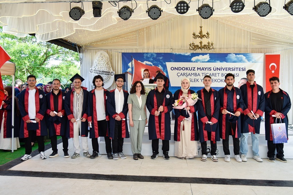 &Ccedil;arşamba Ticaret Borsası MYO&rsquo;da 238 &ouml;ğrencinin mezuniyet heyecanı