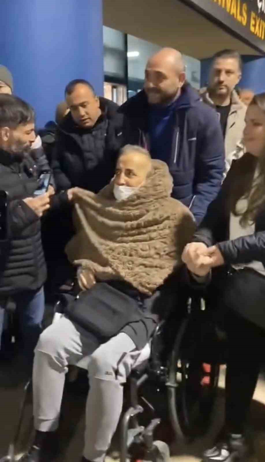 Başhekim y&uuml;zde 1 umutla hayata tutundu: &Ccedil;antasındaki yapay kalple mesaisine başladı