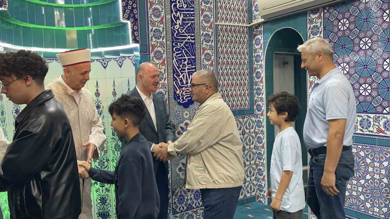 Osmaniye&rsquo;de bayram namazında camiler doldu, vatandaşlar protokolle bayramlaştı