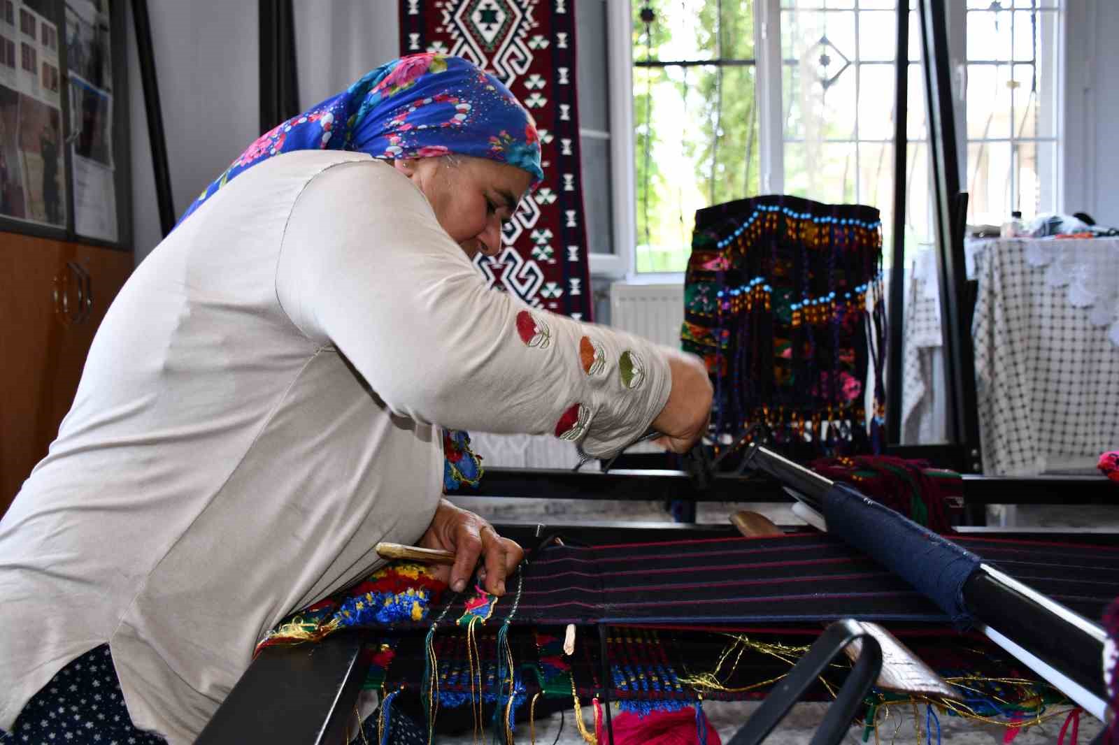 Cefakar anne, heybe yaparak d&ouml;rt &ccedil;ocuk okuttu