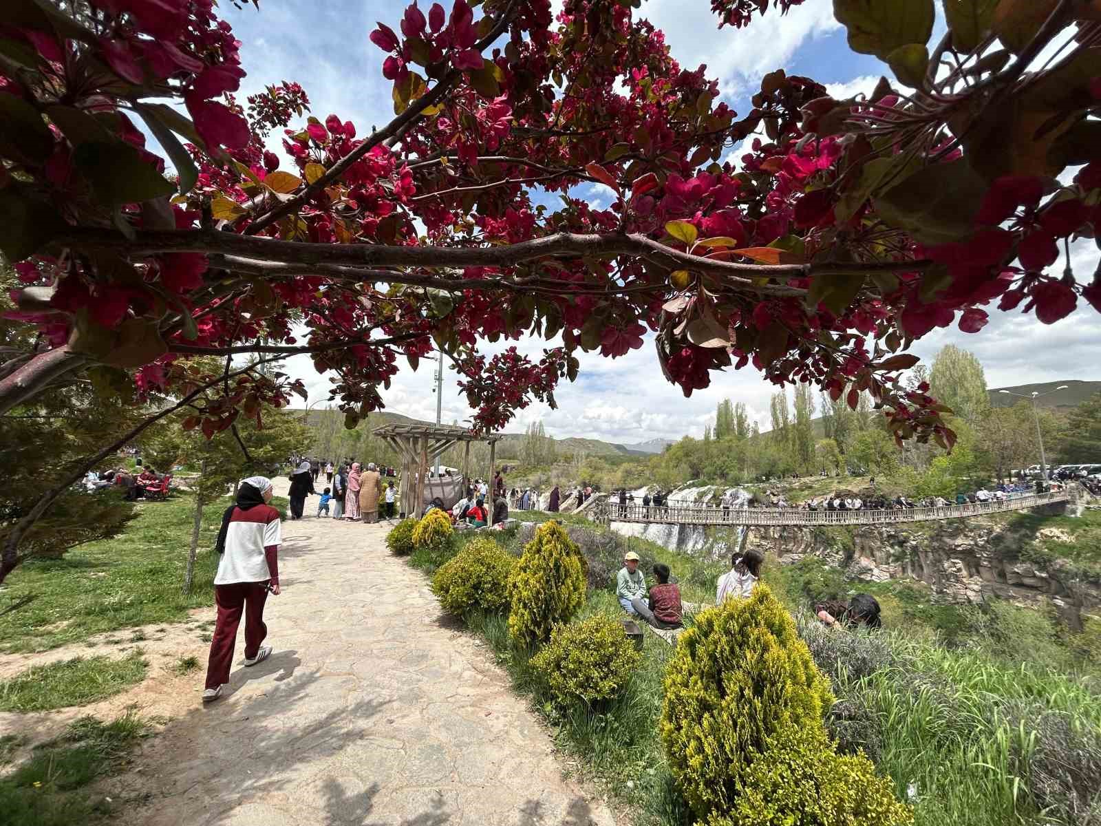 Yağışlarla birlikte coşan Muradiye Şelalesi ziyaret&ccedil;i akınına uğradı