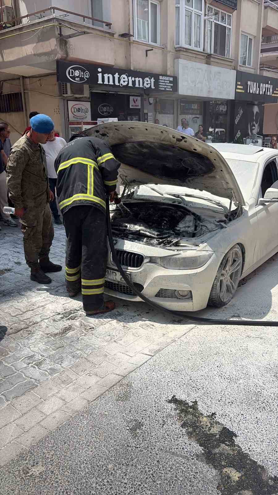 L&uuml;ks ara&ccedil; alevlere teslim oldu