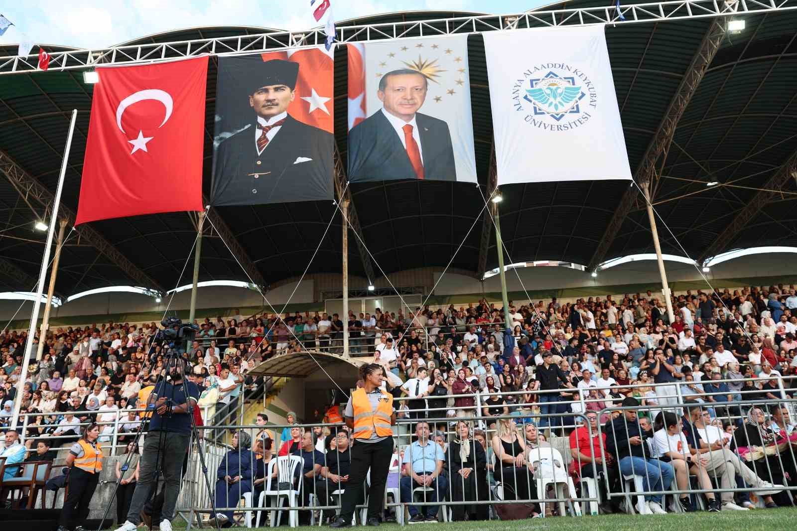 ALK&Uuml; mezuniyet t&ouml;reni coşkuyla yapıldı