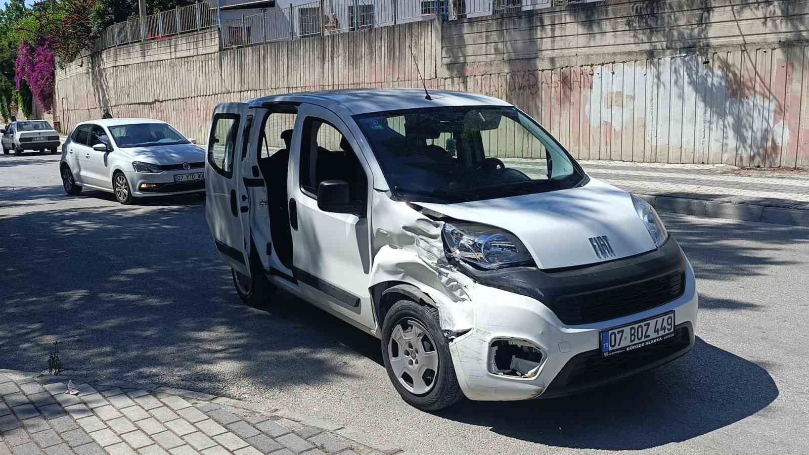 Otomobil, park halindeki araca çarptı: 1 yaralı